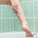 Viralni trik za brijanje nogu oduševio žene širom sveta: "Doslovno mi je trebalo pet sekundi za celu nogu"