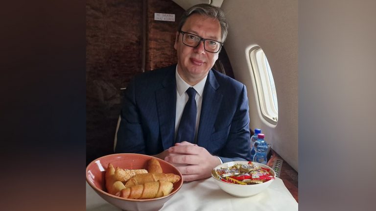Instagramična trpeza svela se na "zidarski sendvič": Kako je Vučić postao najpoznatiji food bloger u Srbiji