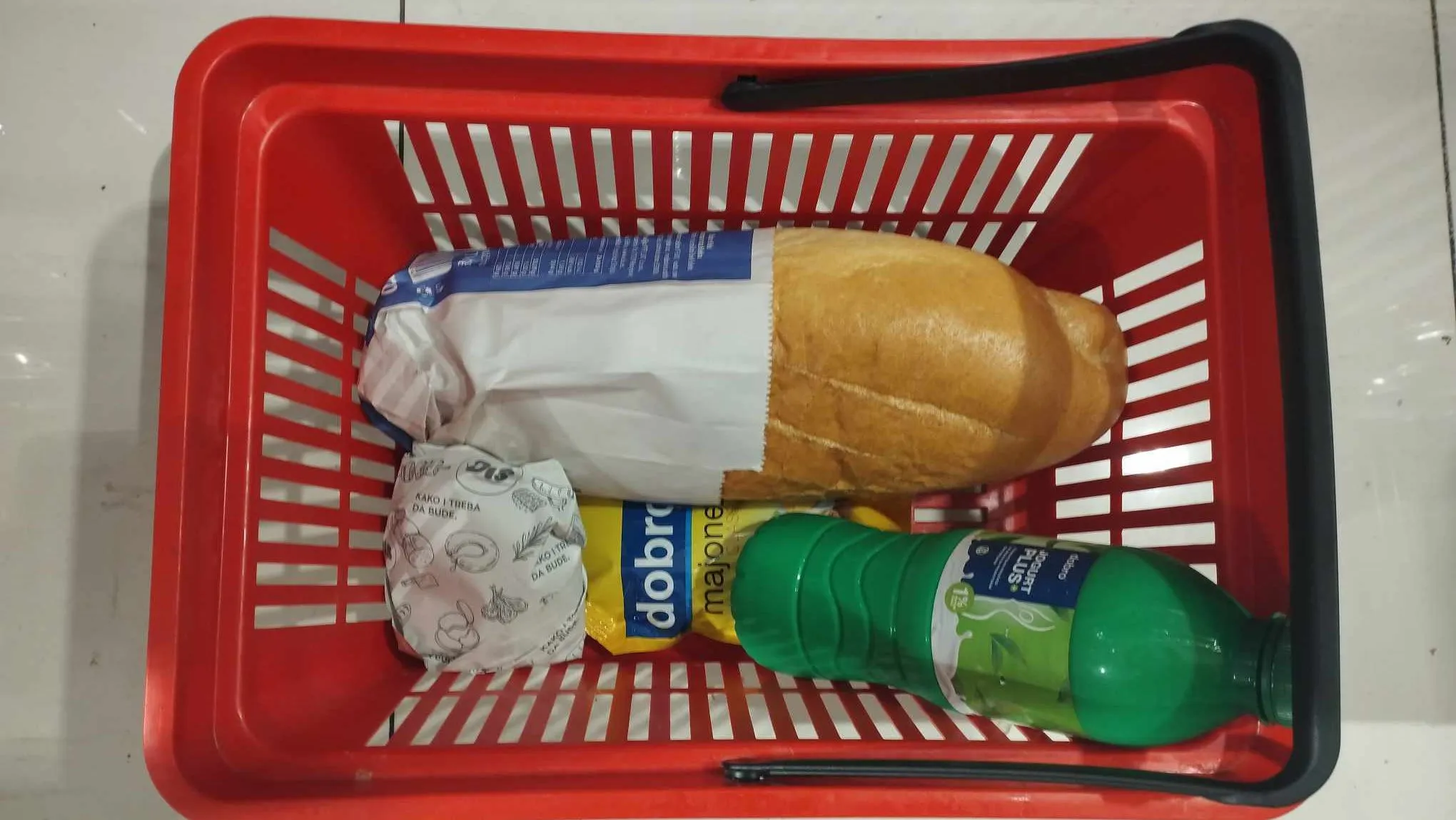 Je l' ukusan sendvič, botino? Probali smo Vučićev sendvič i ostale artikle sa ekstra sniženja