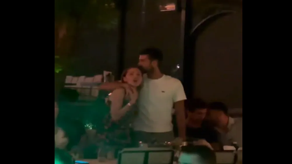 Zagrljeni se njišu uz omiljenu pesmu: Snimak Novaka i Jelene sa sinoćne proslave kruži mrežama
