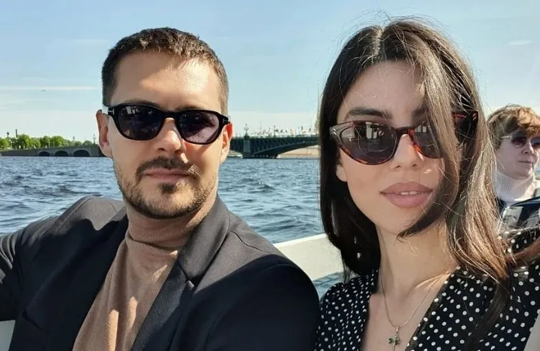 Po mnogima, najzgodniji srpski glumac i njegova devojka čekaju dete: Ko je Ivana Malić, lepotica iz Bara koja će uskoro postati mama