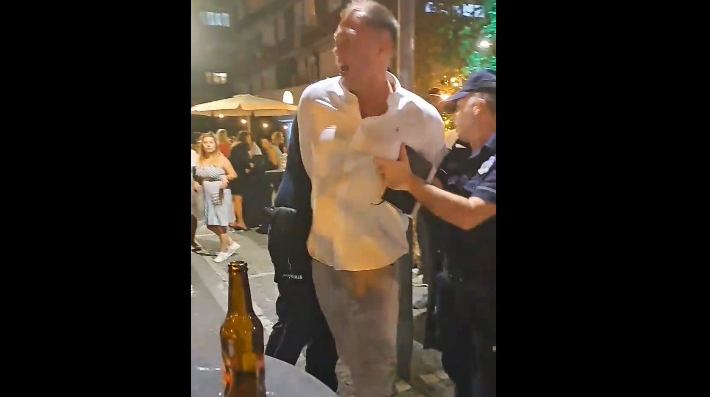 Ceo internet gleda u devojku koja ne prestaje da pleše za vreme hapšenja na Vračaru: "Gospođa koja đuska u pozadini je Srbija"