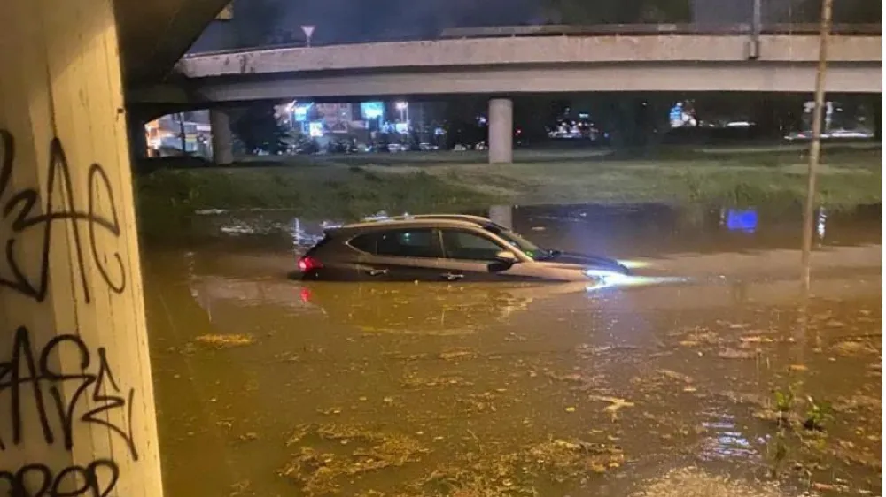 Nevreme noćas "potopilo" Beograd: Gejzir na Banovom brdu i jedna slika iz Zemuna koja greje srca