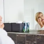 Skinite šminku pre spavanja: Evo šta se dešava sa vašim licem kada to ne učinite