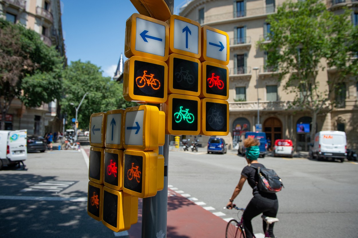 Novi "tetris semafor" sa čak 16 ekrana izaziva opšti haos na ulicama: Ko ima prvenstvo?