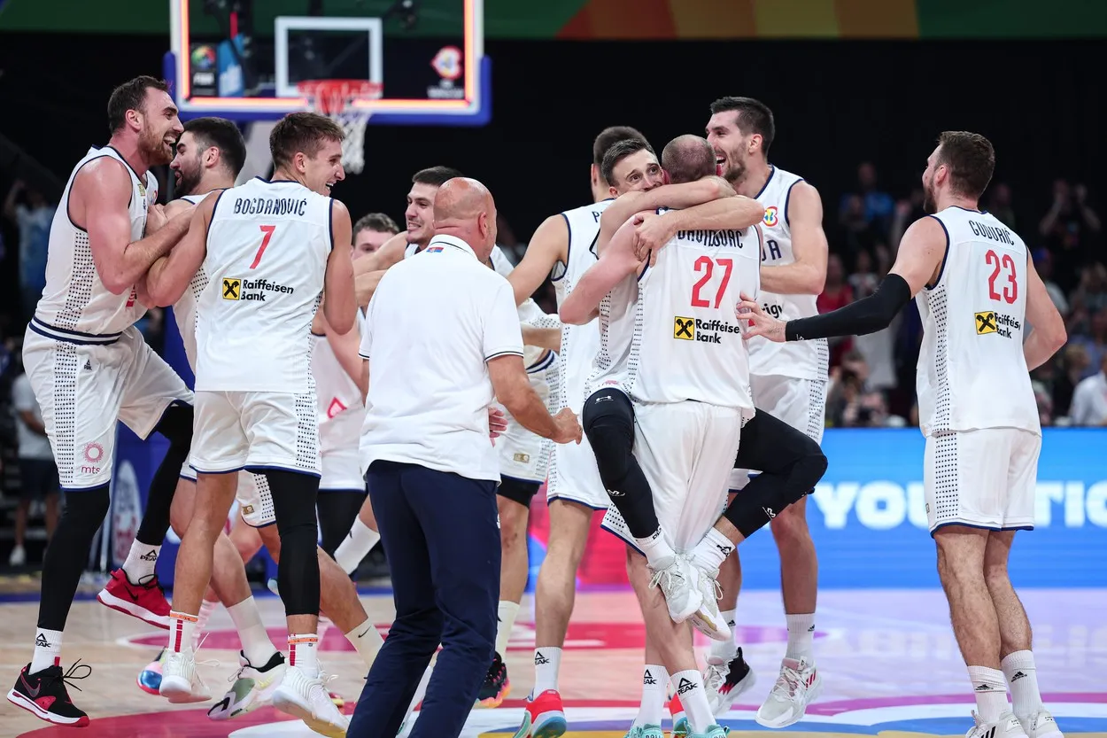 Ovo je pesma naših košarkaša koja se pevala u autobusu nakon ulaska u finale Mundobasketa - evo šta znače njene reči