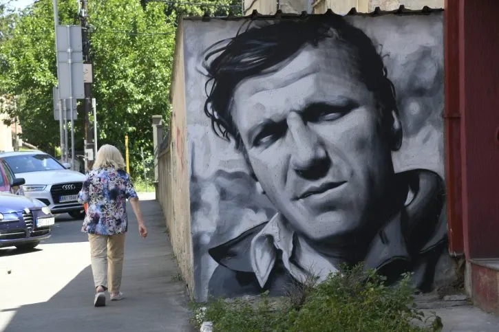 Uništen mural posvećen Bati Živojinoviću na Vračaru: Natpis preko čela je sve zaprepastio