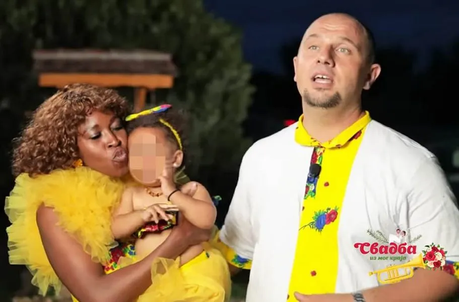 Musa iz Afrike i Aleksandar iz Toponice napravili svadbu za pamćenje: Afrikanci zaigrali kolo, a evo šta su rekli kad su probali rakiju 2 Musa iz Afrike i Aleksandar iz Toponice napravili svadbu za pamćenje: Afrikanci zaigrali kolo, a evo šta su rekli kad su probali rakiju