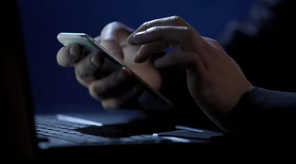 "Kažite da sigurno glasate za SNS, pokvarimo im statistiku dvosmislenošću": Ljudi dele savete kako se boriti protiv botovskih poziva na telefon