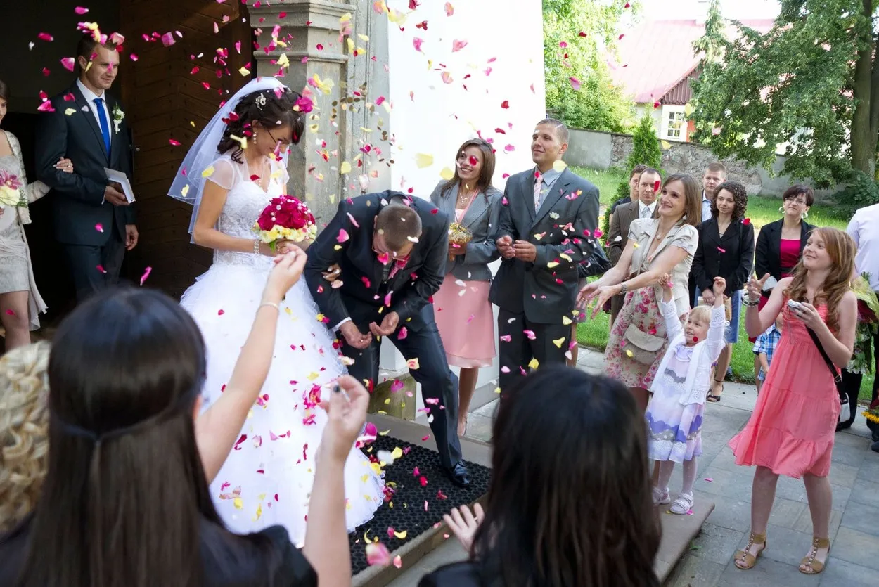 Pitali smo vas da li vodite decu na svadbe i dobili smo ovakve odgovore: "Vežem ih za radijator, ostavim malo vode i odem"