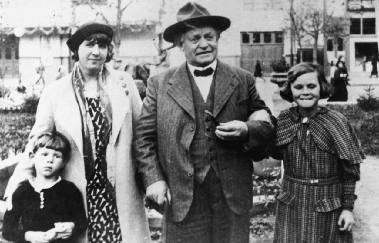 Fotografija beogradske porodice iz tridesetih na kojoj nam najviše pažnje privlače detalji na deci