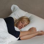 Svi imamo pamučnu posteljinu, ali takva jastučnica može da vam uništi kožu: Ovo je zdravija alternativa