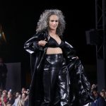 Raskošne, sede kovrdže i crni lateks: Slavna glumica ukrala šou na Nedelji mode u Parizu