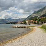 Nesvakidašnja scena sa bebom delfinom na plaži u Crnoj Gori koja nam je ulepšala dan: "Dobri ljudi još uvek postoje"