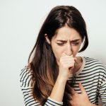 Mnoge ljude muči kašalj nedeljama i mesecima nakon bolesti: Doktor iz Hitne objasnio da li su i tad zarazni