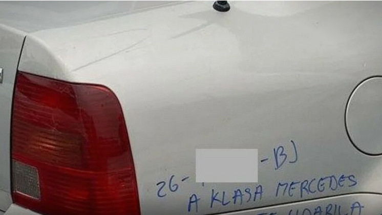 Na parkiranom autu osvanula poruka koja je šokirala prolaznike: "Dobro pa nije ključem napisao"