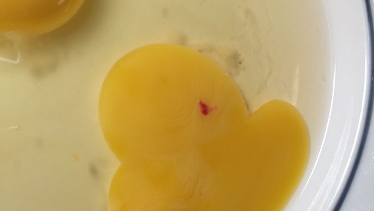 Žumance ponekad ima krvavu tačku: Evo o čemu se radi i da li je takvo jaje bezbedno za jelo