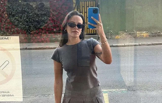 Maša Memedović u novom autfitu izgleda kao da je izašla iz filma "Doručak kod Tifani"