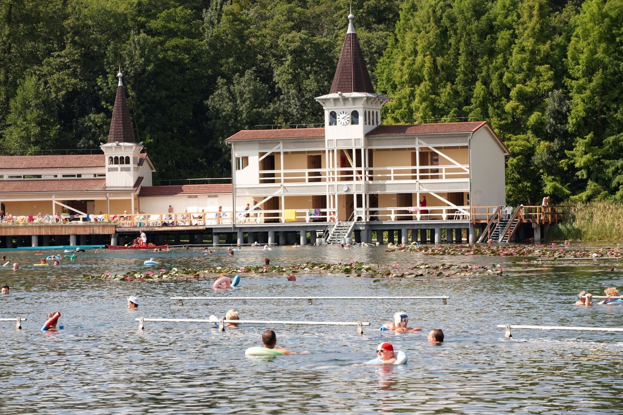 Na samo 5 sati vožnje od Beograda nalazi se najveće prirodno termalno jezero na svetu: Temperatura ne pada ispod 24 stepena