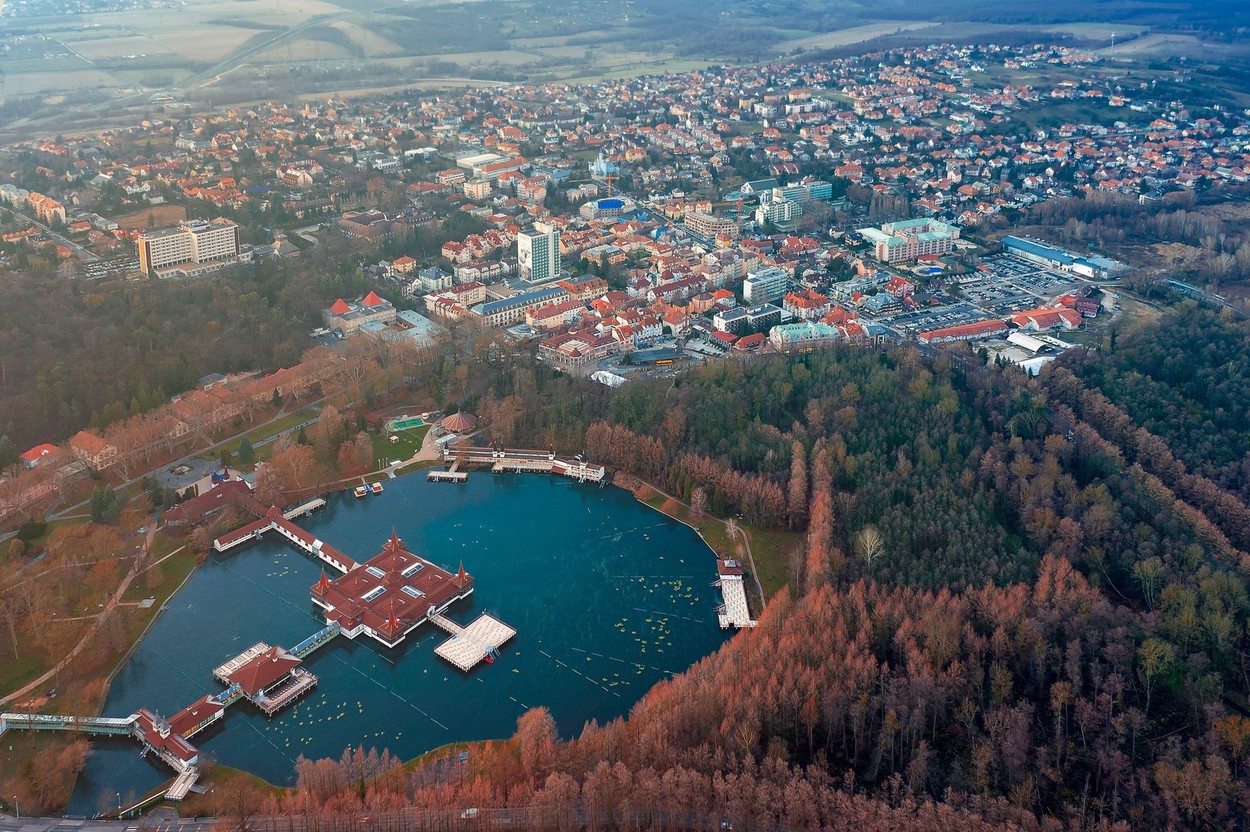 Na samo 5 sati vožnje od Beograda nalazi se najveće prirodno termalno jezero na svetu: Temperatura ne pada ispod 24 stepena