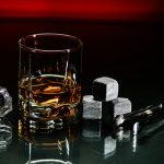 Šta je kamenje za viski? Izgleda kao fensi novotarija, ali istina je da ovaj genijalan izum datira iz 20. veka