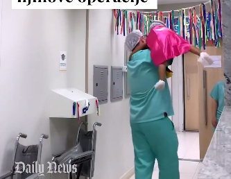 Hirurg prerušava decu u superheroje pre svake operacije: Snimak koji nas je raznežio