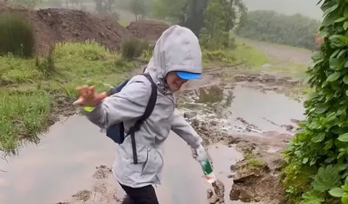 "Kad dame biraju aktivnost, a vitez putanju": Jelena Đoković upala u blato, Novak ne može da dođe do daha od smeha dok sve to snima