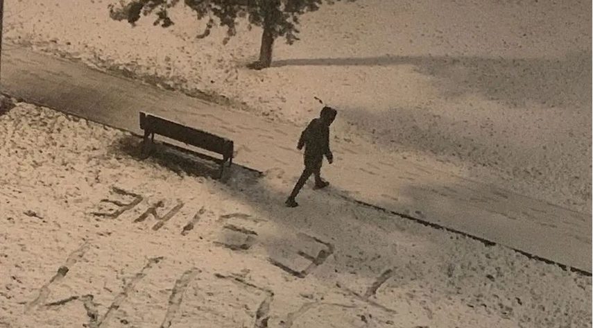 Dirljiva poruka u snegu ispred Tiršove otopila srca Beograđana: "Jednom rečju, to je pravi roditelj, to je ljubav"