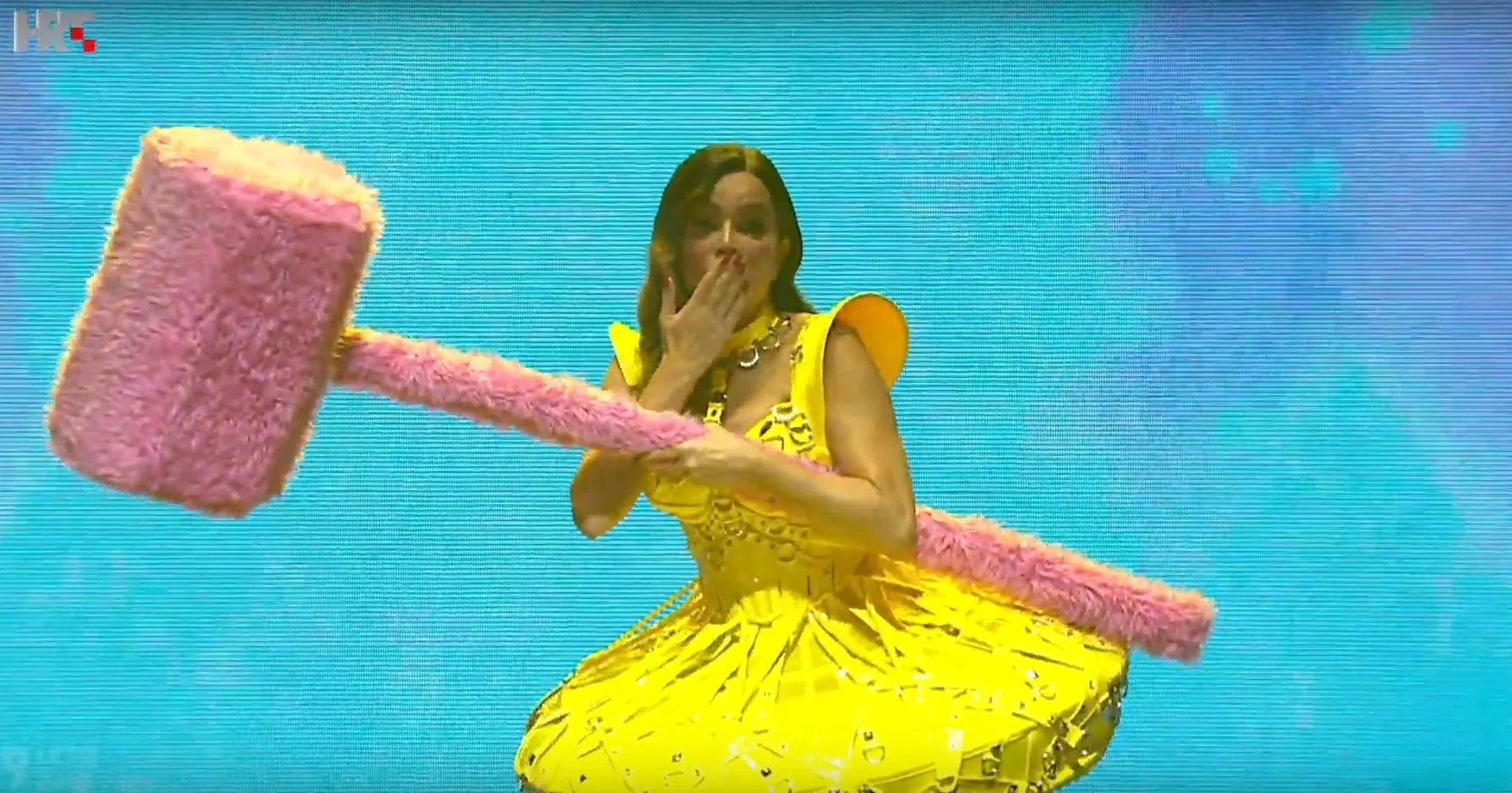 Zbog vulgarnih komentara koji su hrvatski pevači sinoć na bini uputili Severini društvene mreže gore