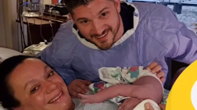 Poslao je fotku supruge iz porođajne sale na porodični čet: Jedan važan detalj nije primetio