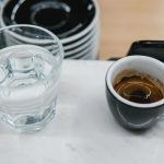 Zašto se uz kafu uvek služi čaša vode