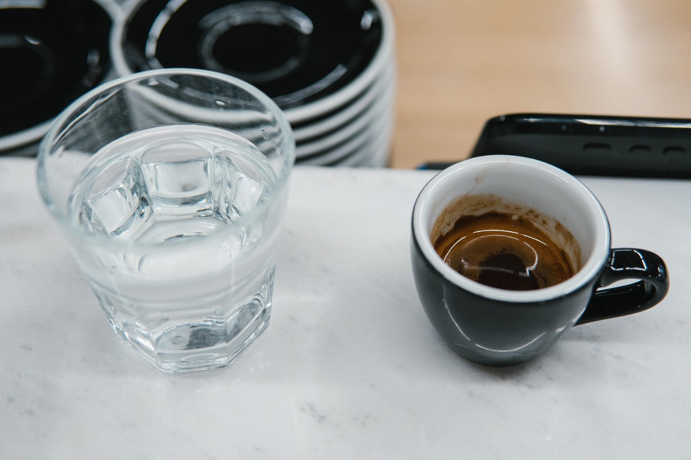 Zašto se uz kafu uvek služi čaša vode