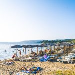 Na grčkoj plaži koju Srbi obožavaju pojavio se neobičan posetilac: Snimak iz plićaka svi gledaju u čudu