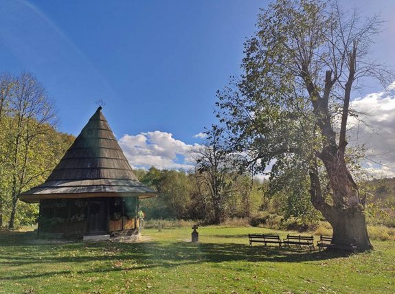 Selo koje ima tri izvora kisele vode za koje znaju samo meštani, crkvu brvnaru i muzej moto-sporta kakvog nema na Balkanu