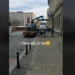 "Lep prizor": Pauk odneo policijski automobil, navodno zbog nepropisnog parkiranja (VIDEO)
