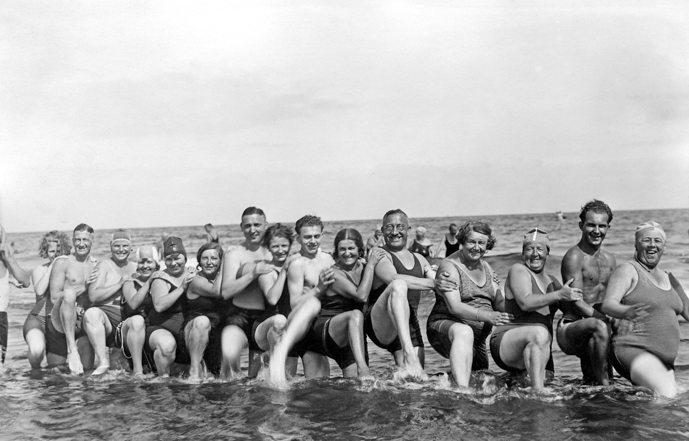 Fotografija sa plaže iz 1943. godine zbunila ljude na mrežama: "Drži mobilni u rukama"