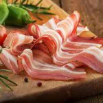 Trik iskusnih kuvara: Najtanje i najurednije narezana slanina bez mašine za sečenje