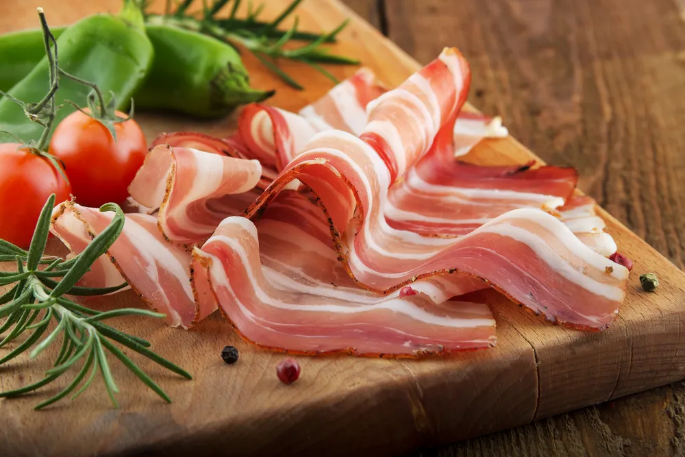 Trik iskusnih kuvara: Najtanje i najurednije narezana slanina bez mašine za sečenje