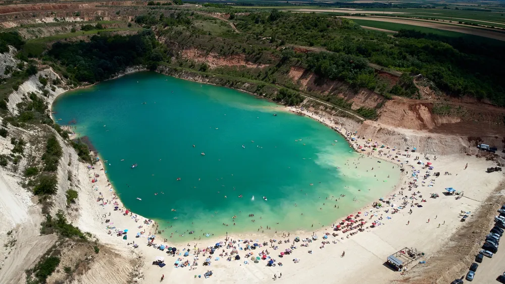 "Mediteransko" jezero na samo sat vremena od Beograda: Biser prirode kome se niko nije nadao