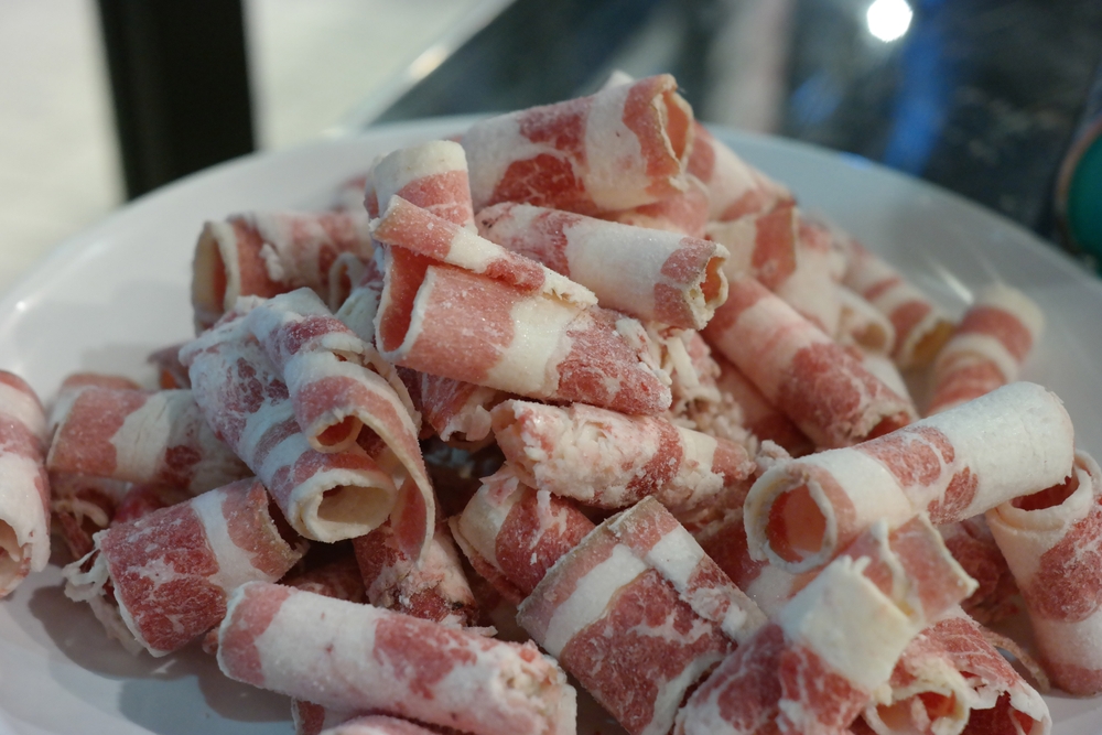 Trik iskusnih kuvara: Najtanje i najurednije narezana slanina bez mašine za sečenje