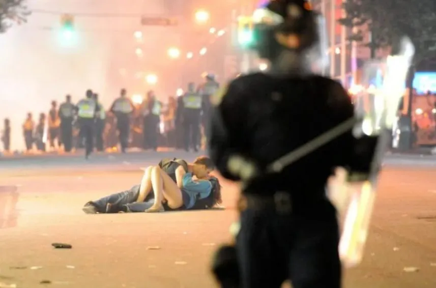 Fotografija na kojoj se ovaj par ljubi u sred haosa ušla je u istoriju: Evo šta je danas sa njima