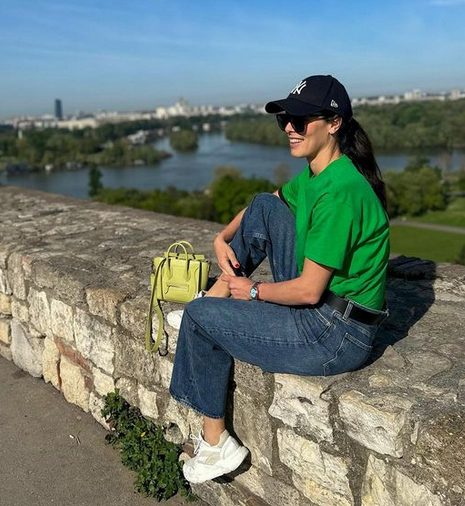 Ana Ivanović prošetala Kalemegdanom sa torbom koja košta 300.000 dinara: Boja je hit sezone