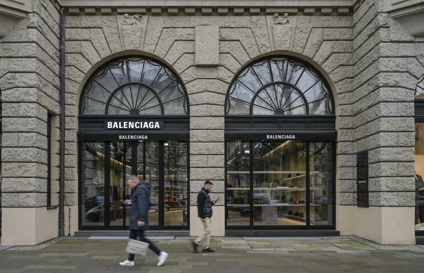 Balensijaga prodaje narukvicu koja izgleda kao selotejp traka, a čija je cena "bezobrazna"