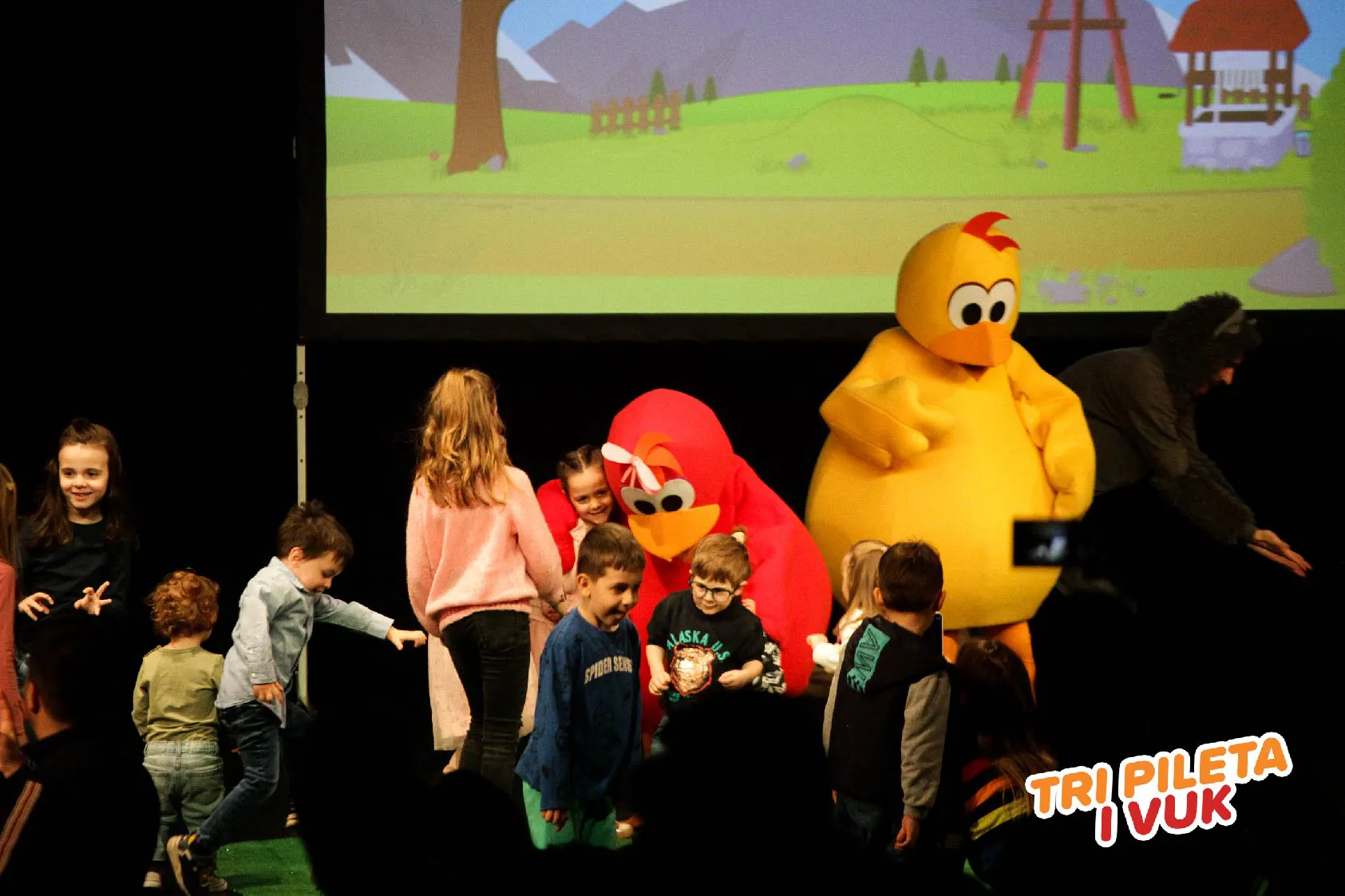 Dečija predstava „Tri pileta i vuk“ oduševila publiku 1 Dečija predstava „Tri pileta i vuk“ oduševila publiku