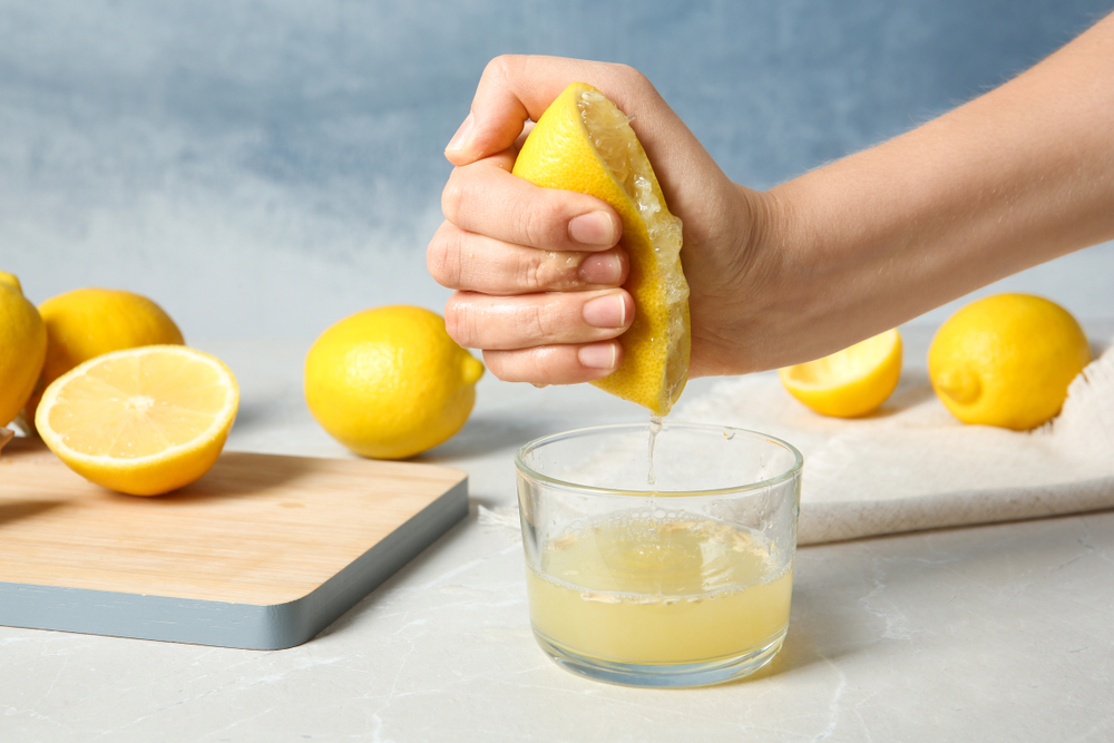 Trik za ceđenje limuna koji je oduševio internet: Nema sečenja nožem, ni prljanja ruku