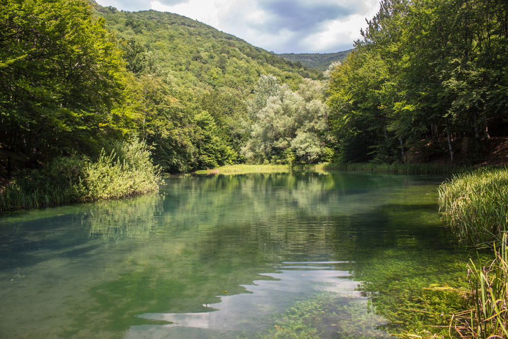 Pećina, dva jezera i arheološko nalazište jedinstveno na Balkanu: Na sat i po vremena južno od Beograda čeka vas pravi raj