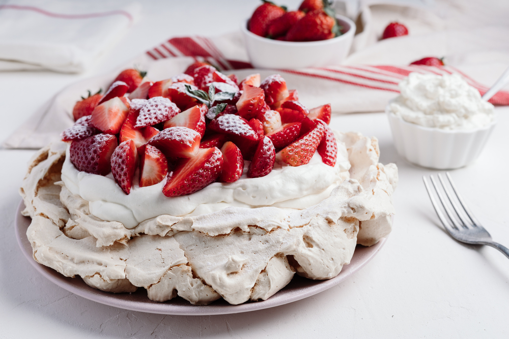 Pavlova torta: Originalan recept i priča o najpoznatijoj poslastici od belanaca i voća