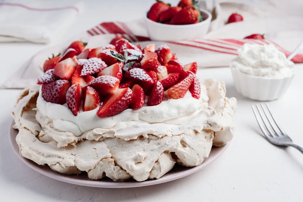 Pavlova torta: Originalan recept i priča o najpoznatijoj poslastici od belanaca i voća