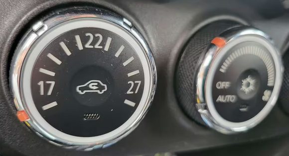 Ne morate da palite klimu: Vozači se kunu da ovo dugme najbrže rashladi auto