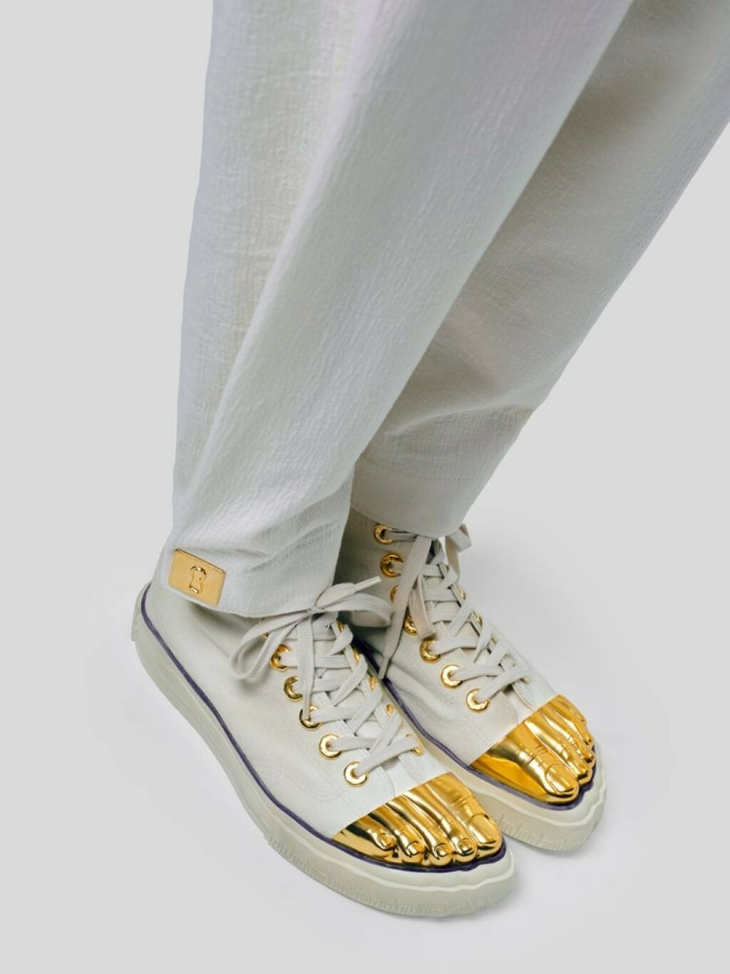 Demi Mur nosi jedine patike koje su dostojne crvenog tepiha: Zlatni detalj je spektakl